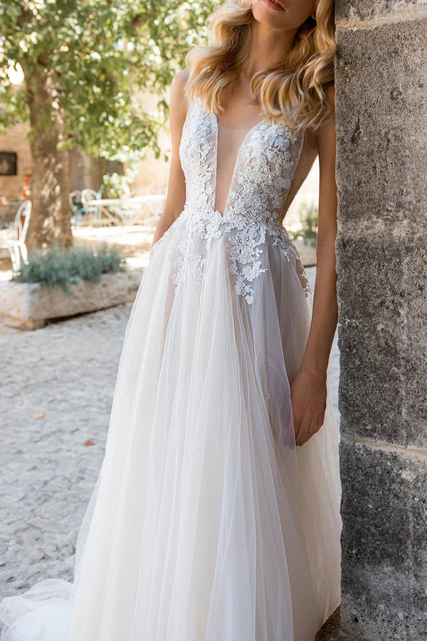 Abito da sposa in stile bohémien con scollo a V profondo e pizzo effetto illusion a linea A